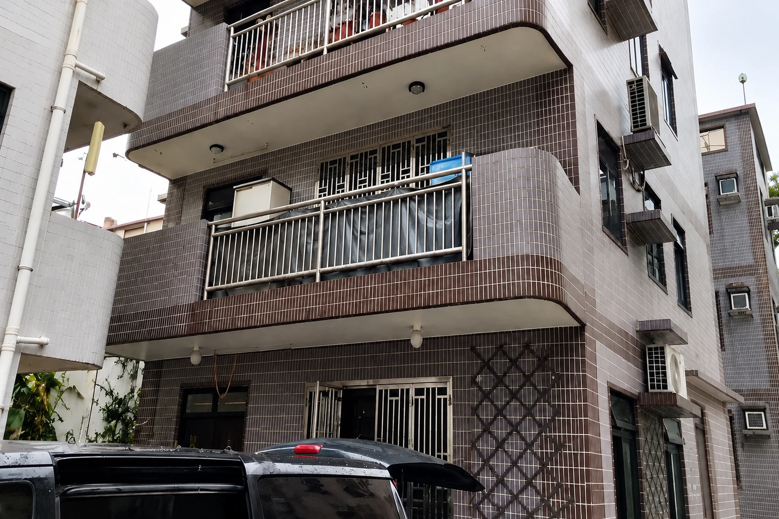 村屋（丁屋）露台圍封工程 開工前